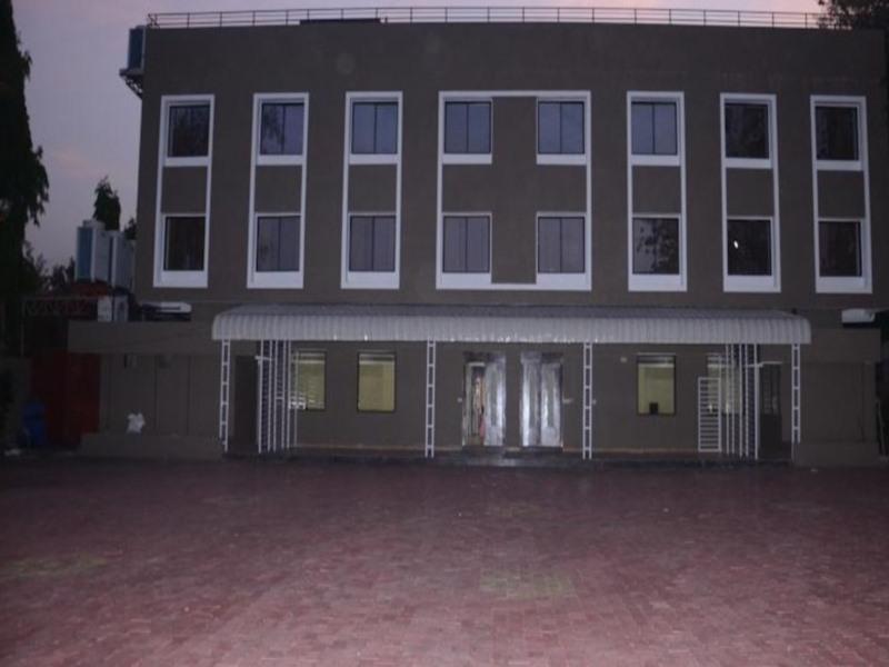 Fabhotel Bee Town 3*