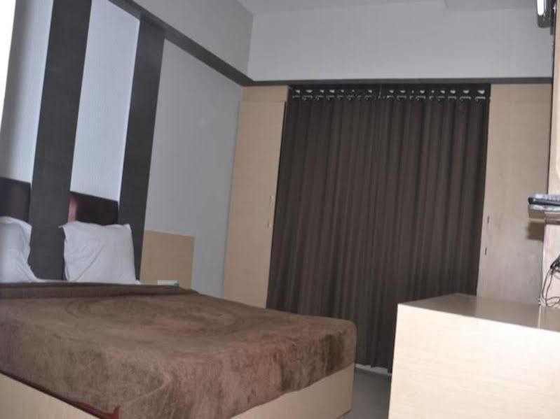 Fabhotel Bee Town Hotel 3*