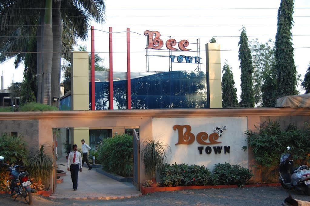 Fabhotel Bee Town