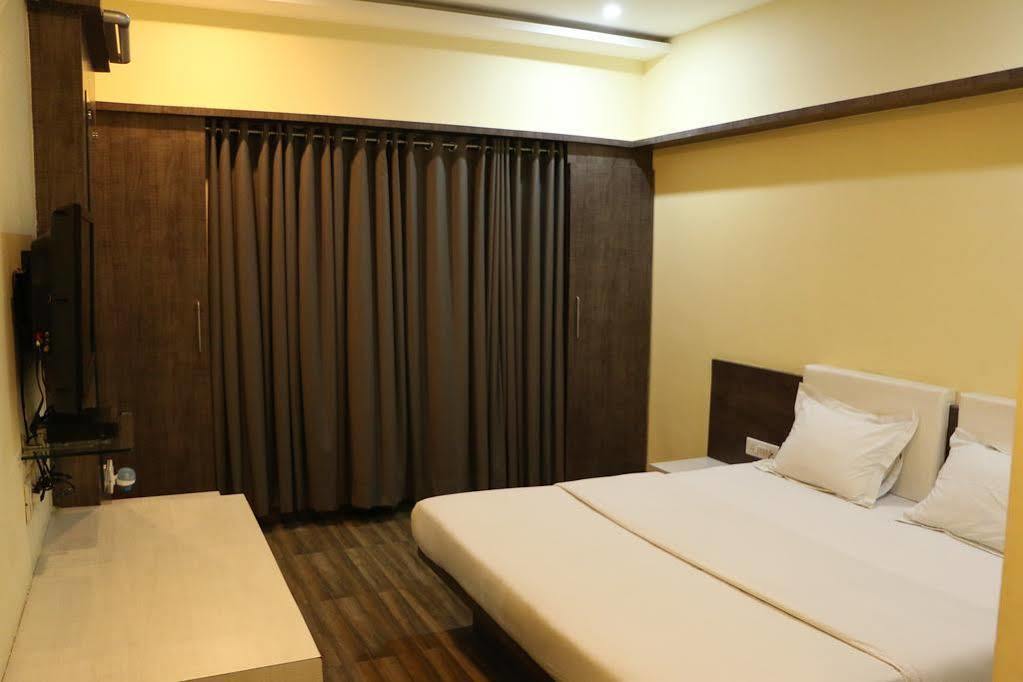 Fabhotel Bee Town