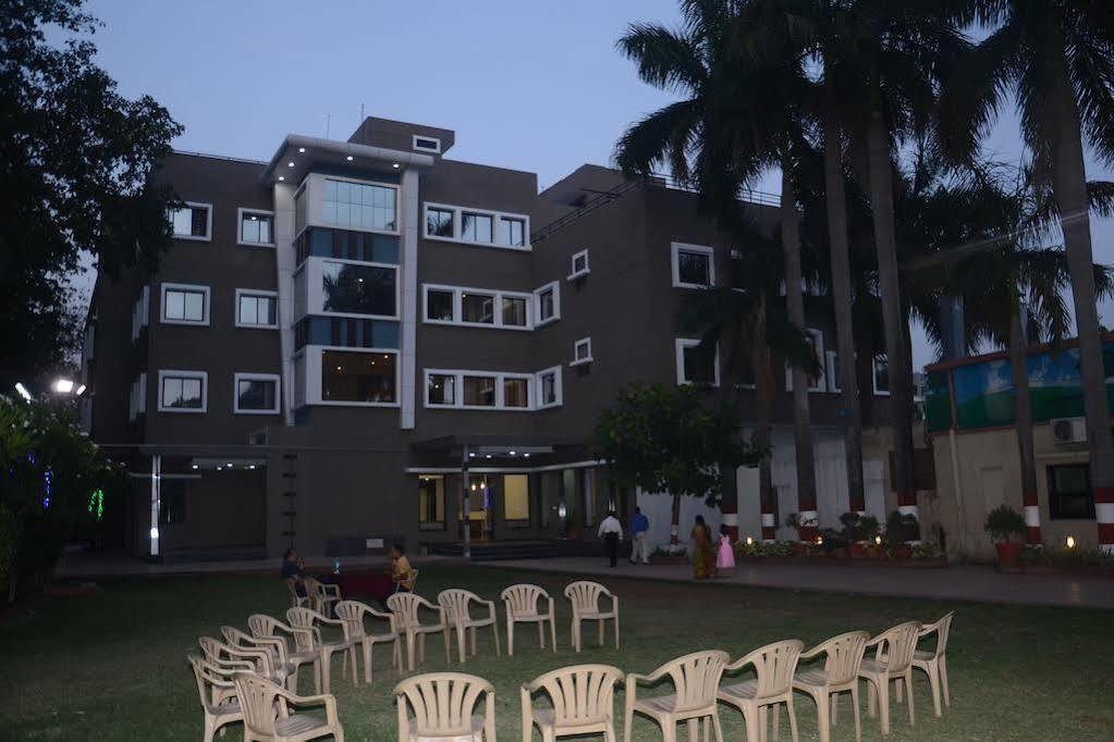 Hotel Fabhotel Bee Town