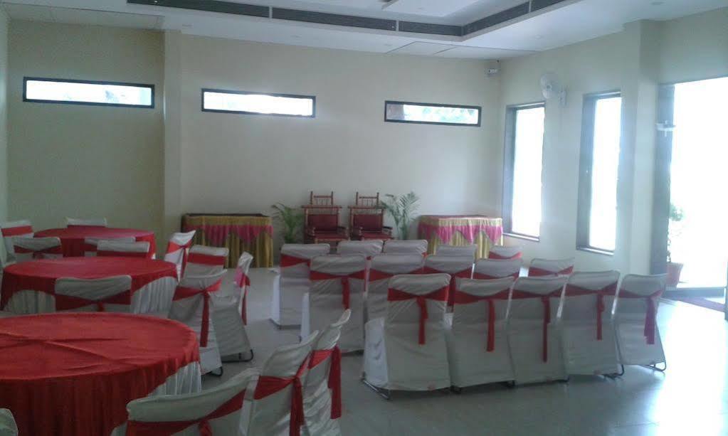 Hotel Fabhotel Bee Town 3*