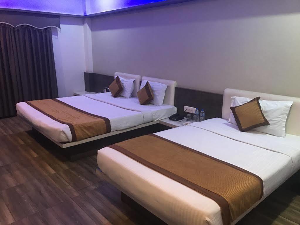 Hotel Fabhotel Bee Town