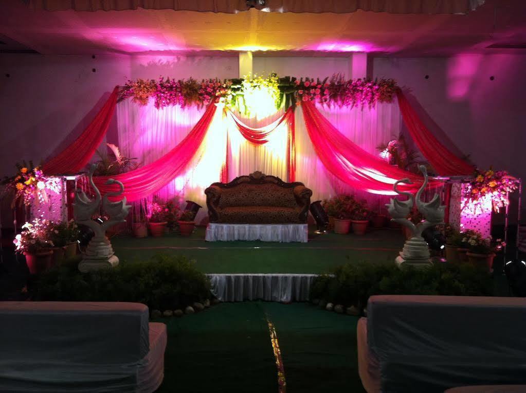 Fabhotel Bee Town