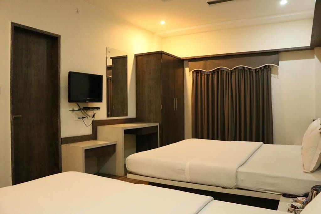 Fabhotel Bee Town Hotel