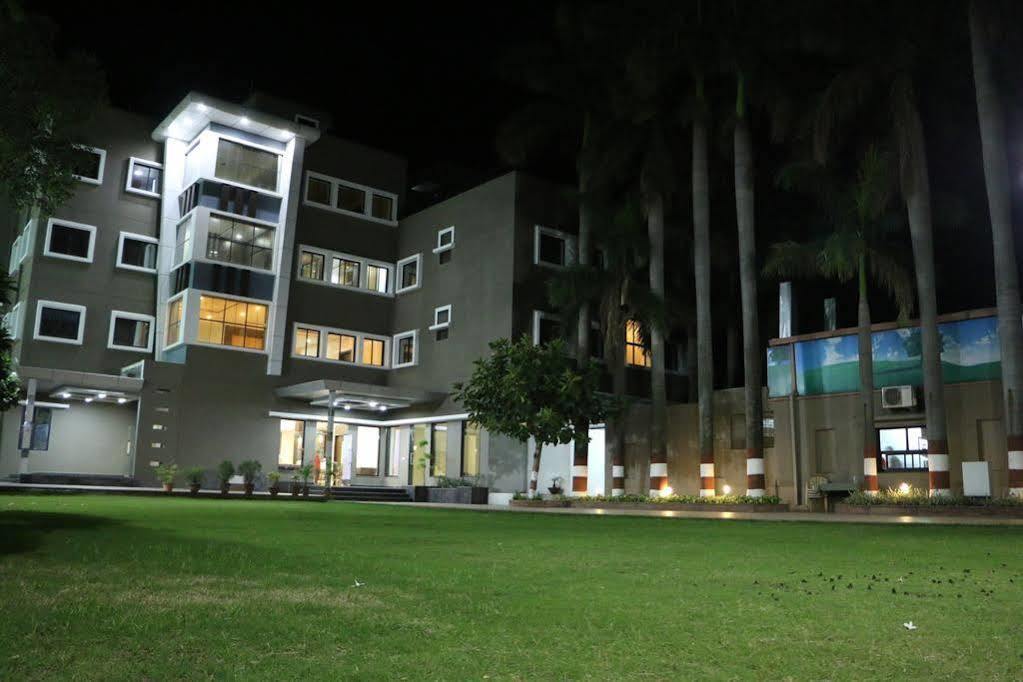 Fabhotel Bee Town Hotel