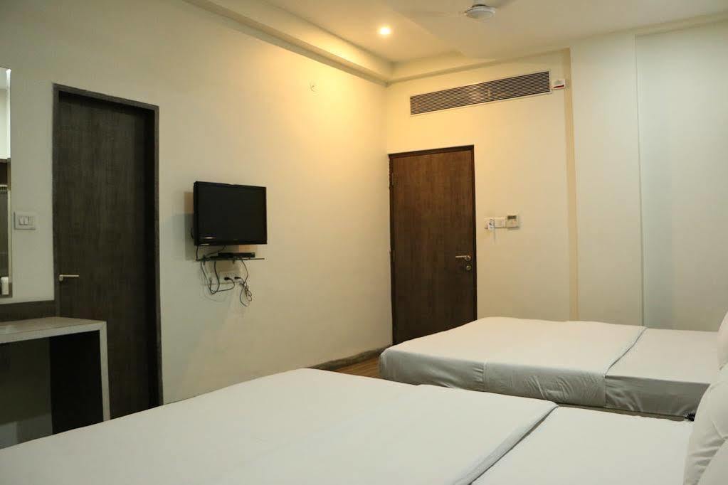 Hotel Fabhotel Bee Town Indore