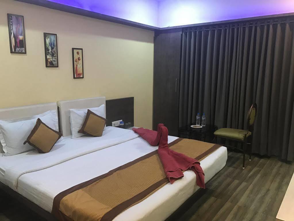 Hotel Fabhotel Bee Town