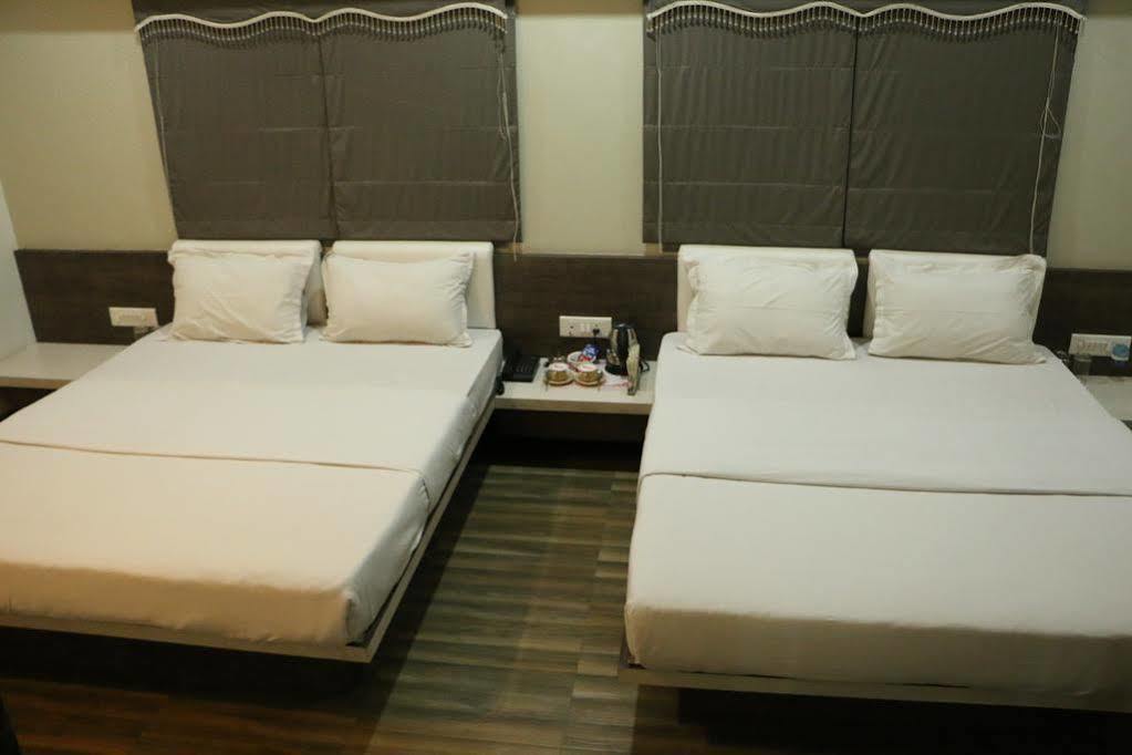 Hotel Fabhotel Bee Town 3*