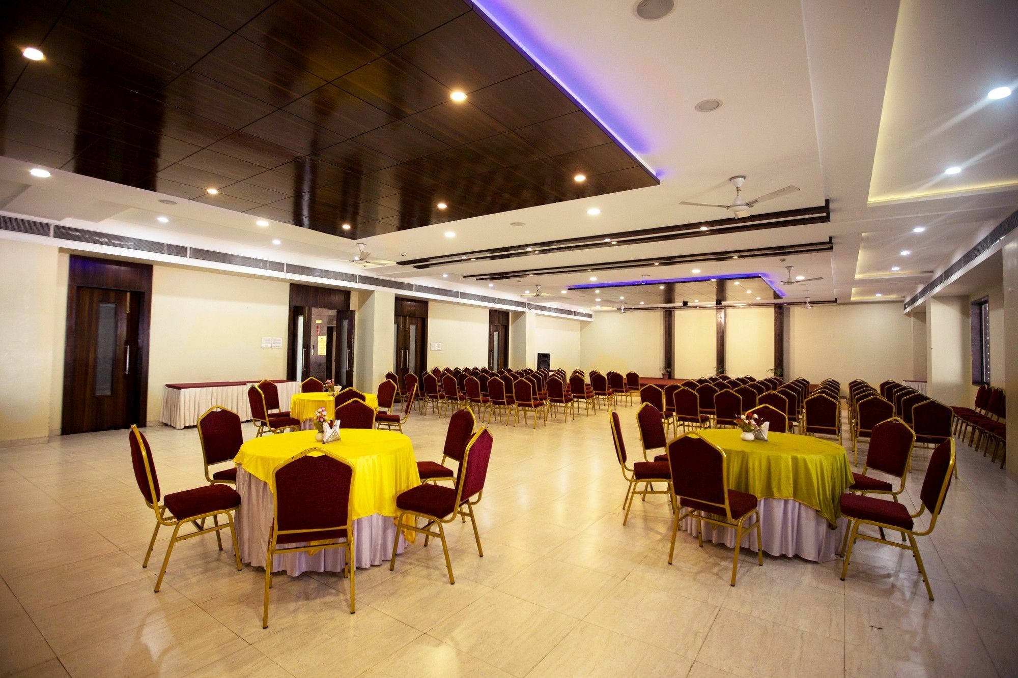 Fabhotel Bee Town 3*