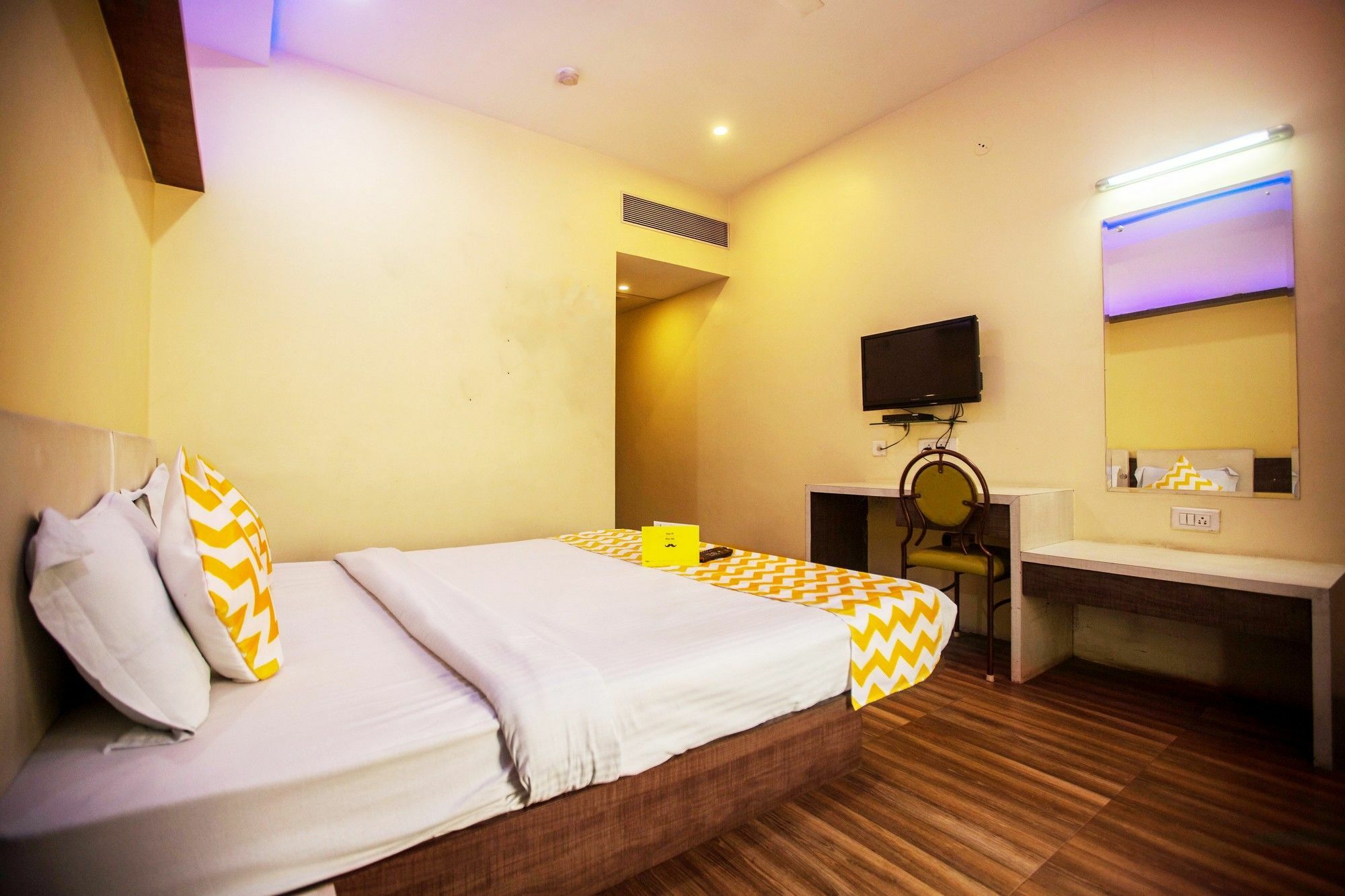 Hotel Fabhotel Bee Town Indore