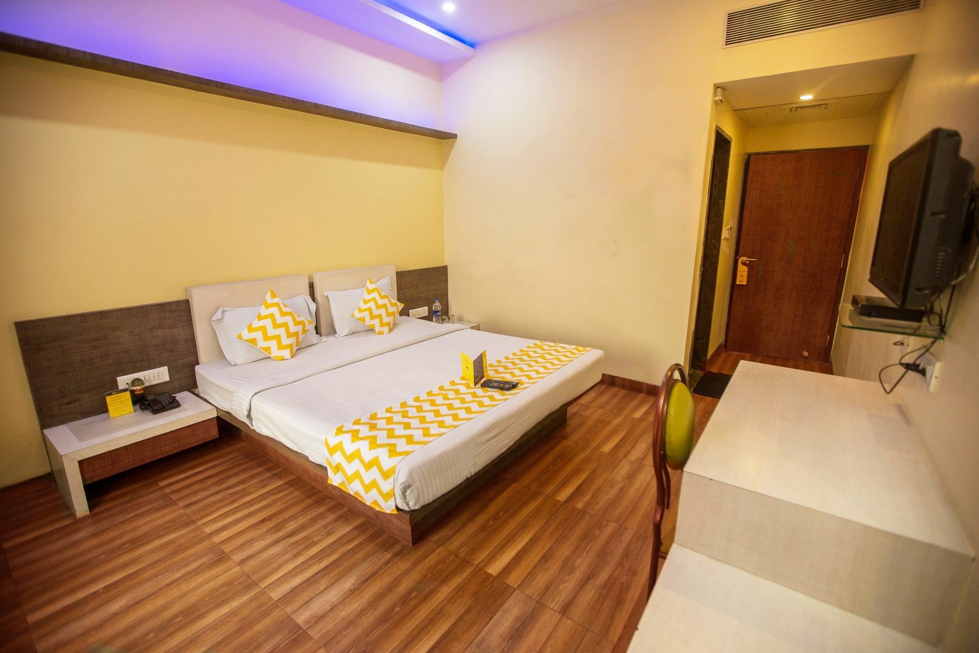 Fabhotel Bee Town 3*