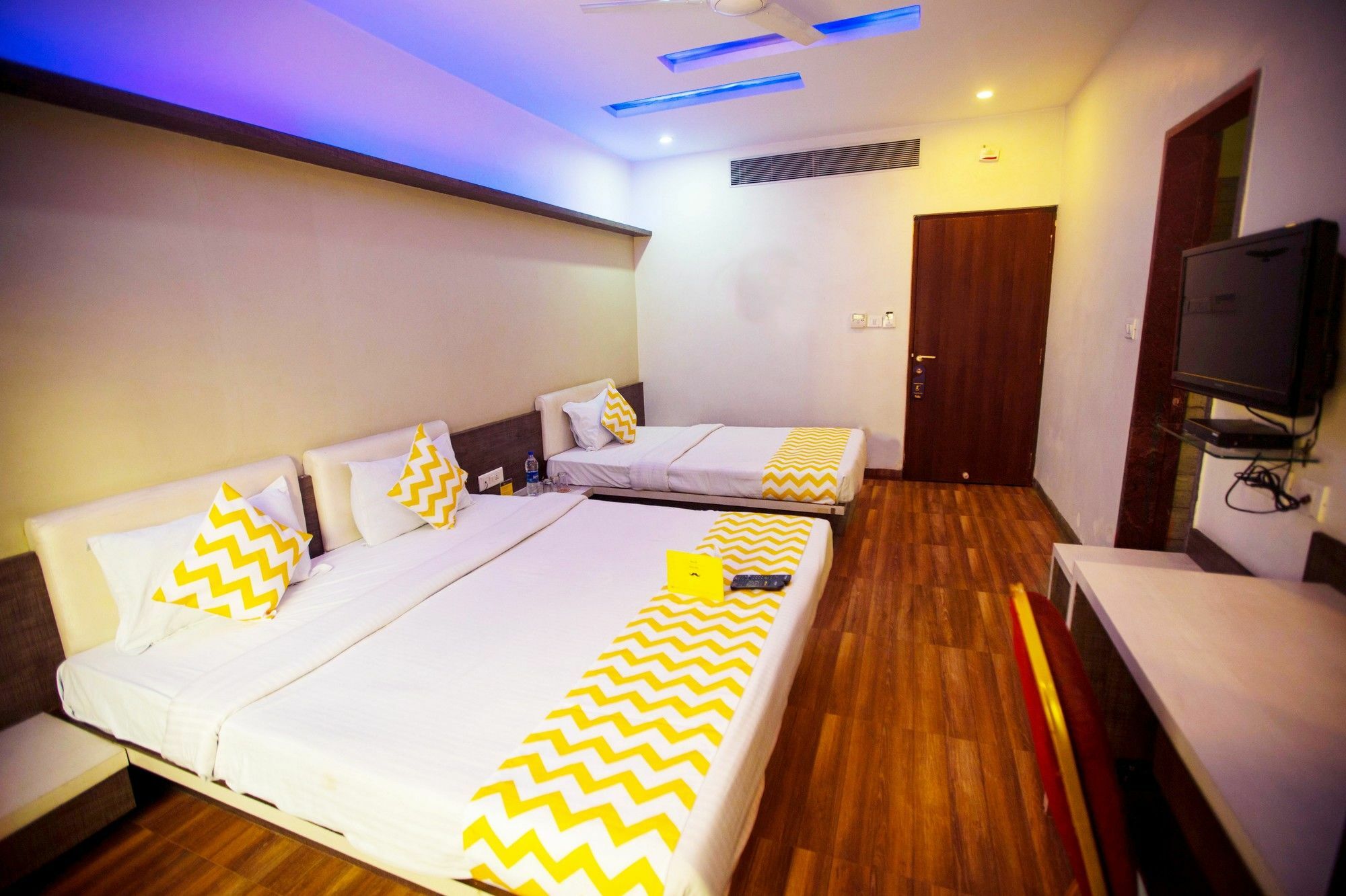 Hotel Fabhotel Bee Town