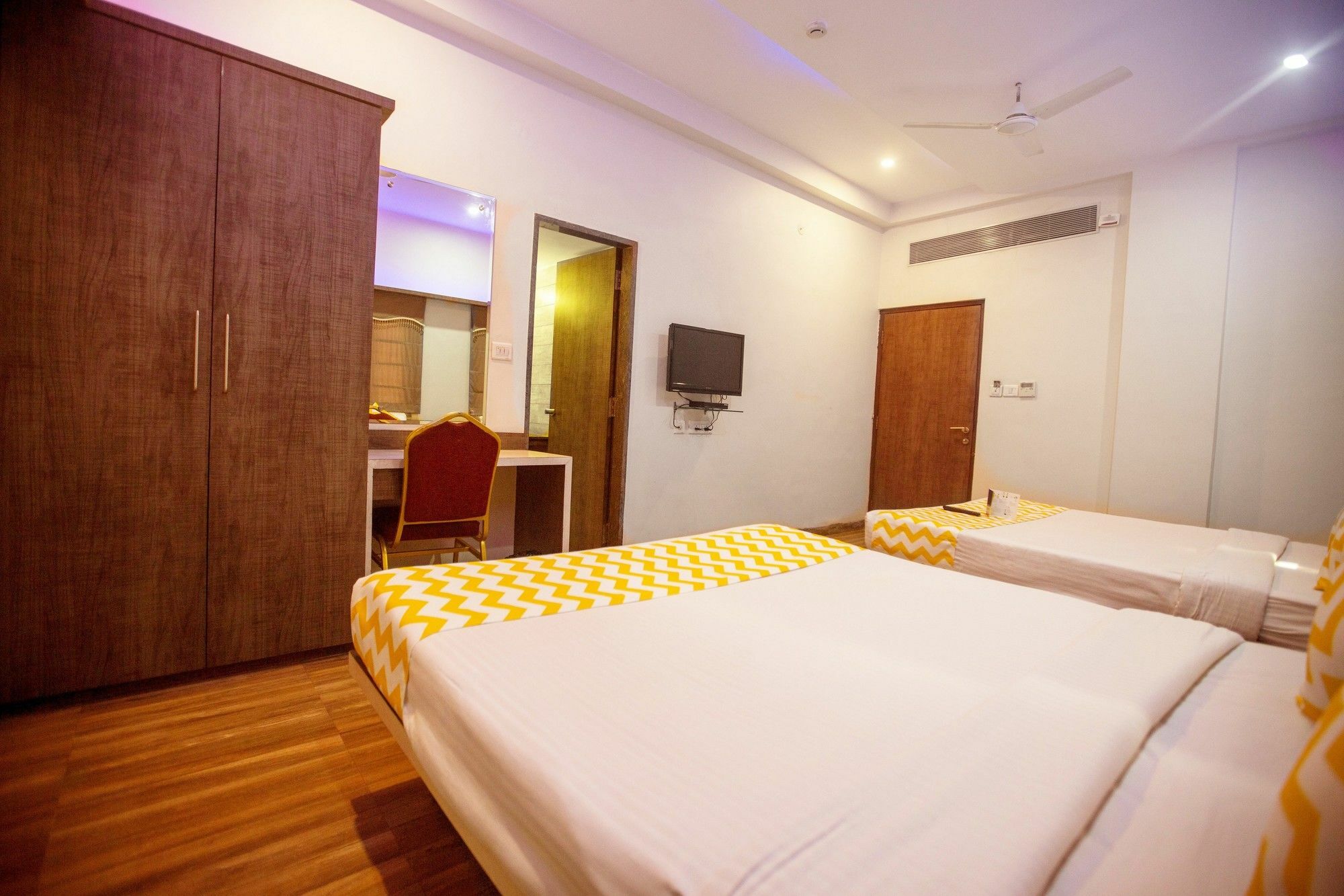Hotel Fabhotel Bee Town