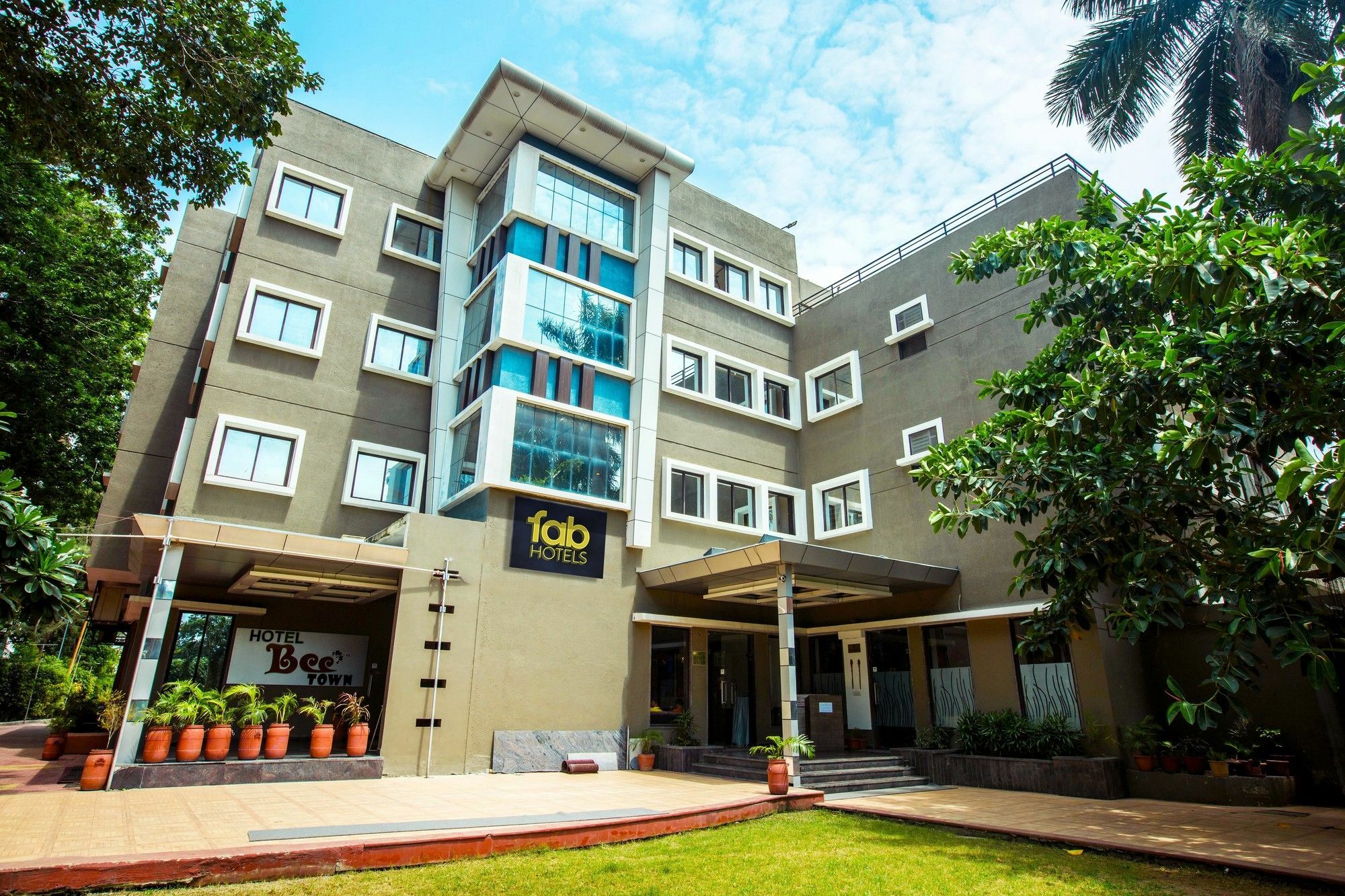 Hotel Fabhotel Bee Town