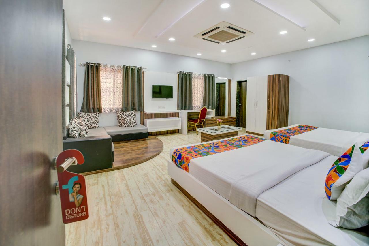 Fabhotel Bee Town 3*