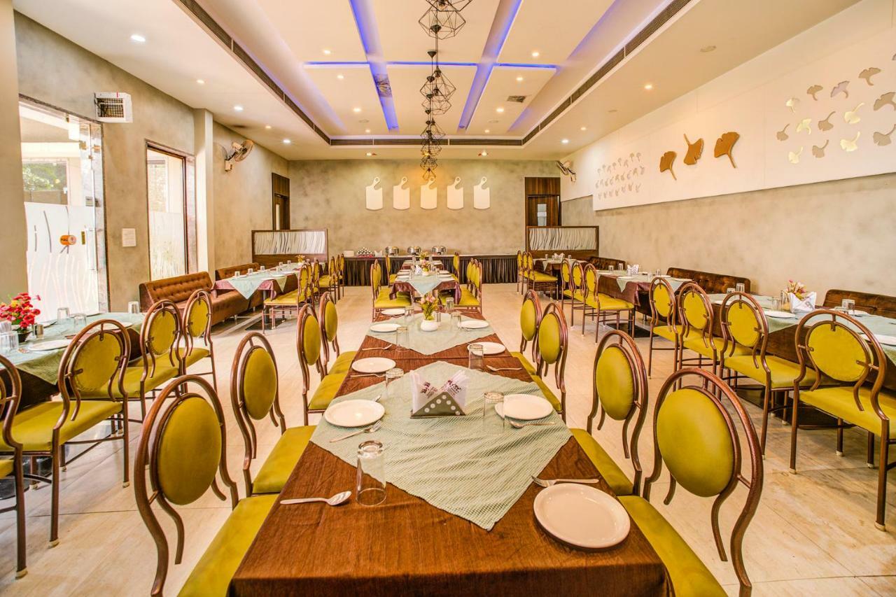 Hotel Fabhotel Bee Town 3*