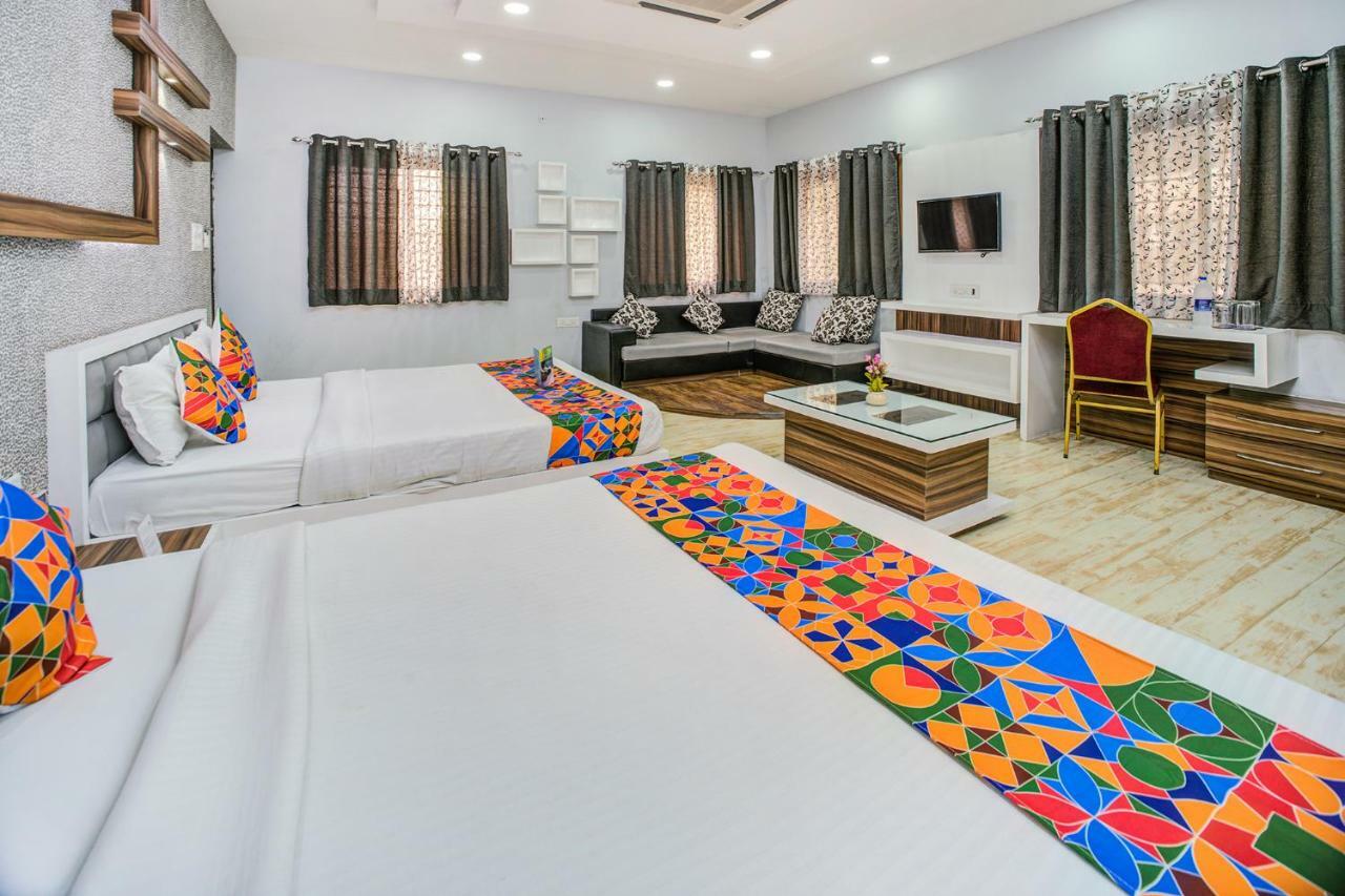 Fabhotel Bee Town 3*